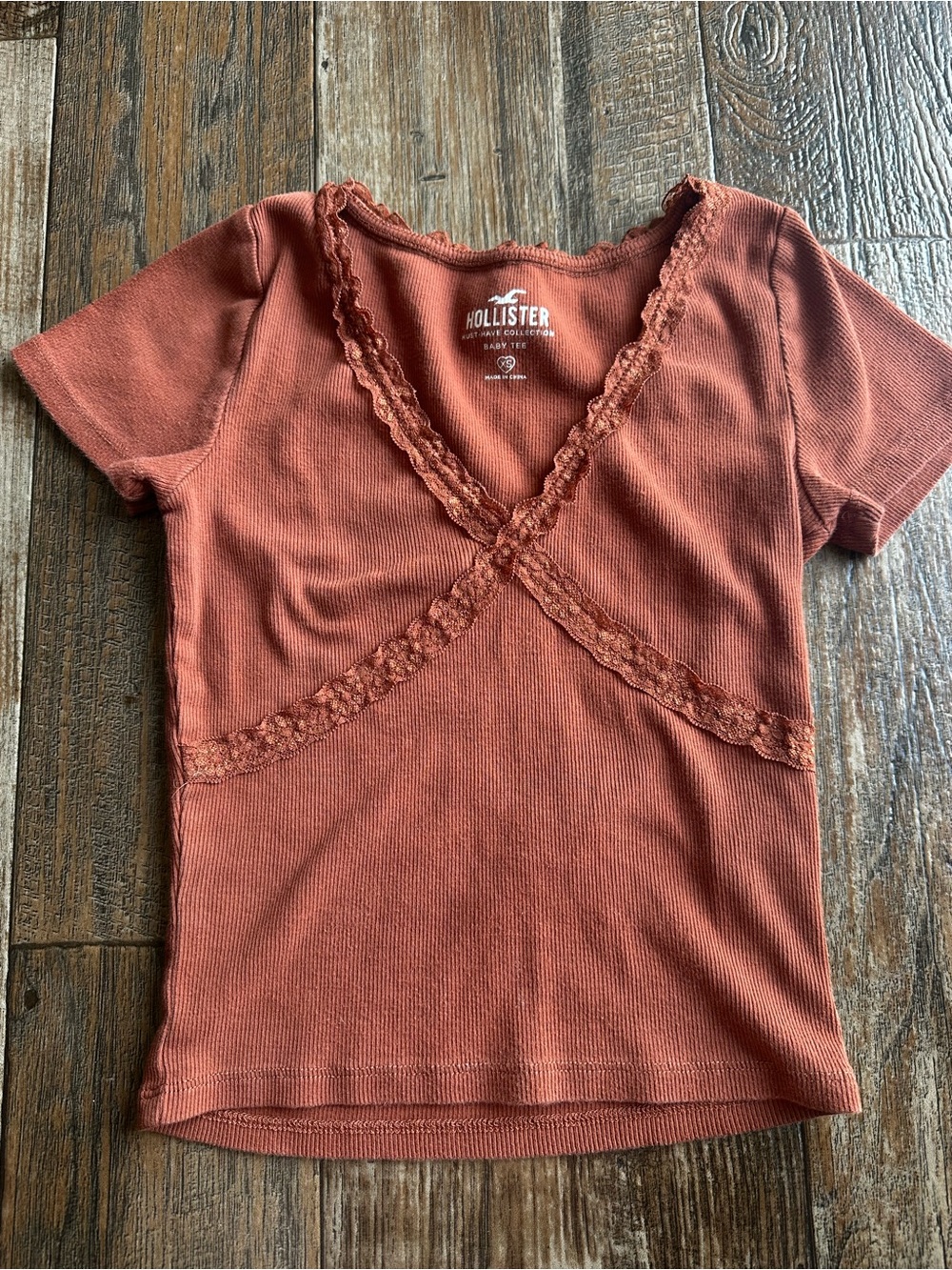 Hollister Brown Rib Knit Lace Trim V-Neck Baby Tee Y2K Girly Stretch Sz XS